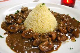 Gebakken kalfsniertjes met Madeirasaus en witte rijst